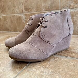 NWOT TOMS Desert Tan Suede Wedge Ankle Boots